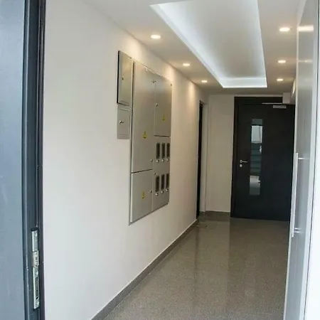 Luxury And Design Apt 3 Bricks With Balcony *