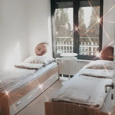 Luxury And Design Apt 3 Bricks With Balcony *